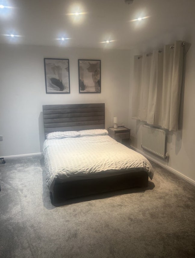 Newly refurbished Large Double Room Main Photo
