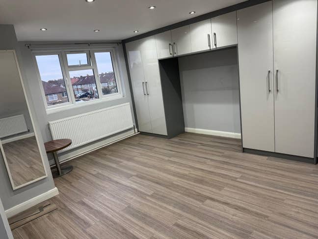 Large Double Room with Ensuite & Kitchen Main Photo