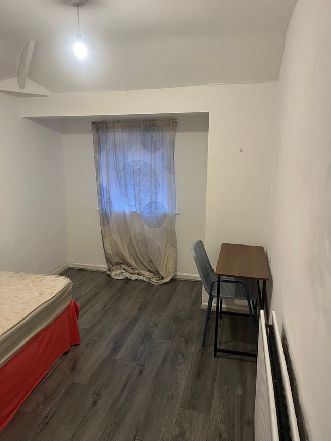 Room to rent in house  Main Photo