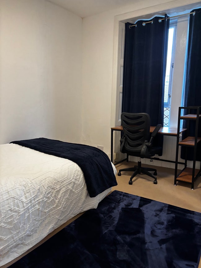 One room available in a shared bathroom and k  Main Photo