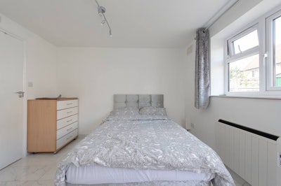 📍 Studio Flat in NW11 Main Photo