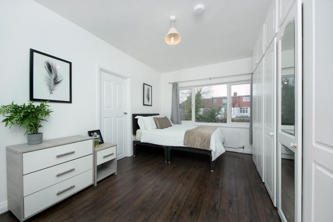 Spacious Ensuite & Large Double Bedroom Available Main Photo