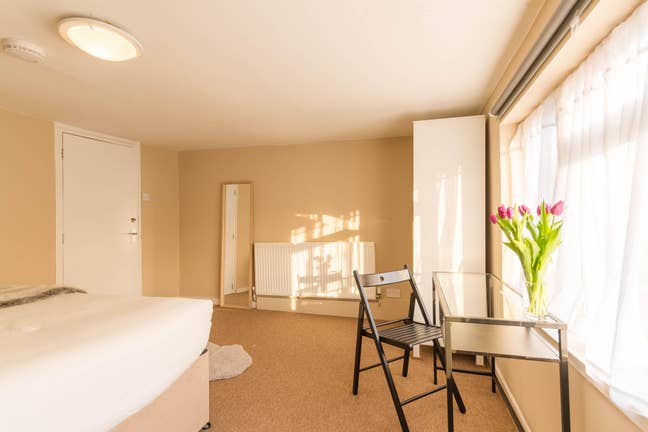 Massive 2nd floor double room Main Photo