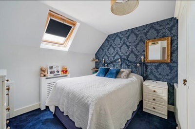 Double room available in all-female family house  Main Photo