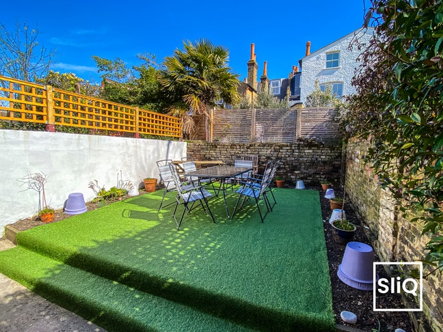 Massive double room with garden view Main Photo