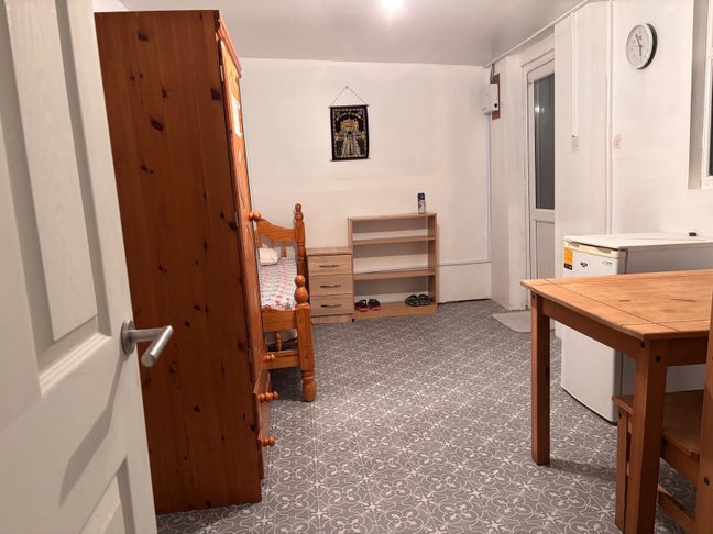 Self-Contained Studio to Rent- Olbury, Birmingham Main Photo