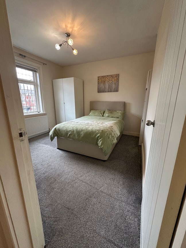 Huge Double room in newly renovated apartment  Main Photo