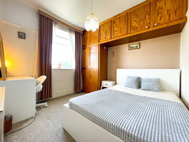 Spacious Double Room in Spacious Cricklewood House Main Photo