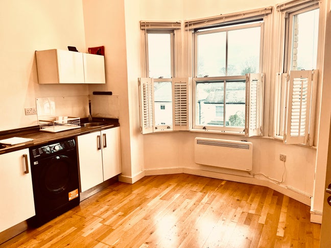 Stunning! Weybridge studio singles/couples &pound;1100 Main Photo