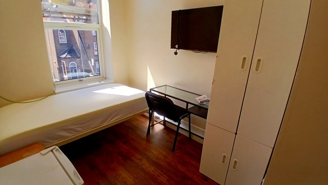 ST6. Large Single Ensuite + Fridge + Smart TV Main Photo