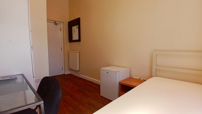 ST6. Large Single Ensuite + Fridge + Smart TV! Main Photo