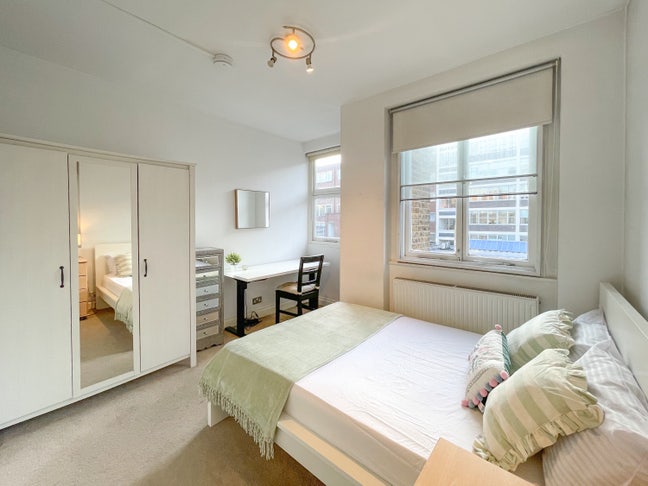 Spacious Double Room on Popular Chiltern Street Main Photo