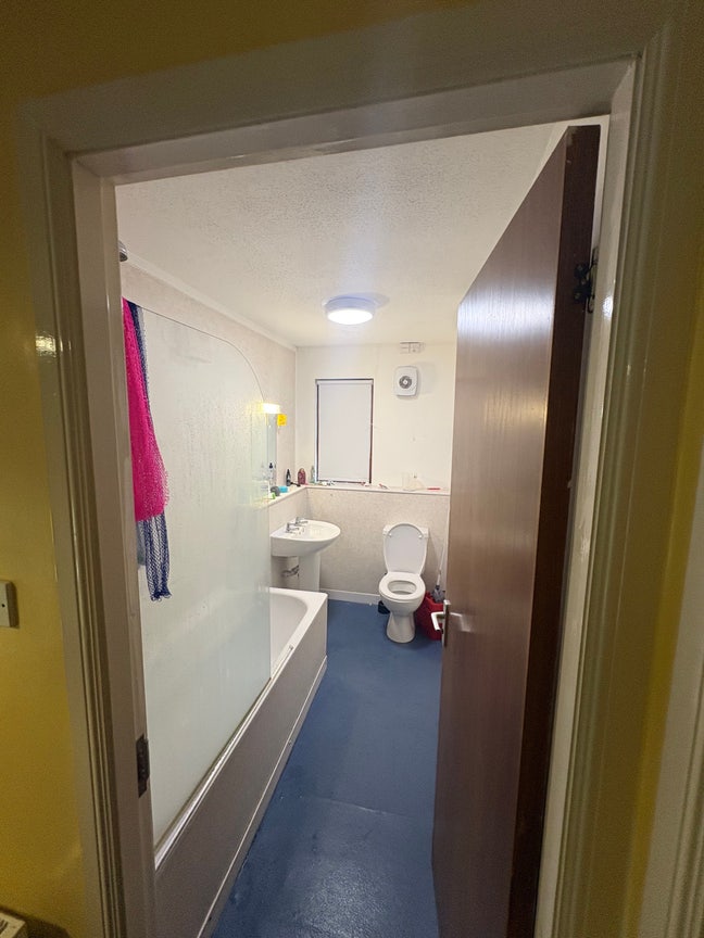 Single room available for students- bridge of alan Main Photo