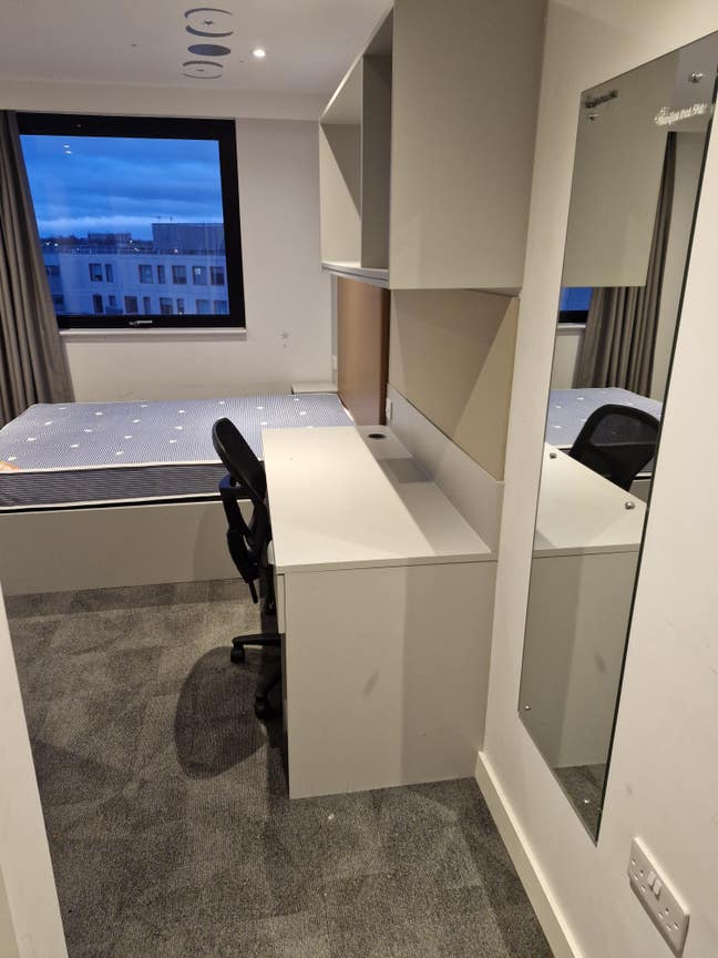 Double En-Suite Furnished Room Main Photo