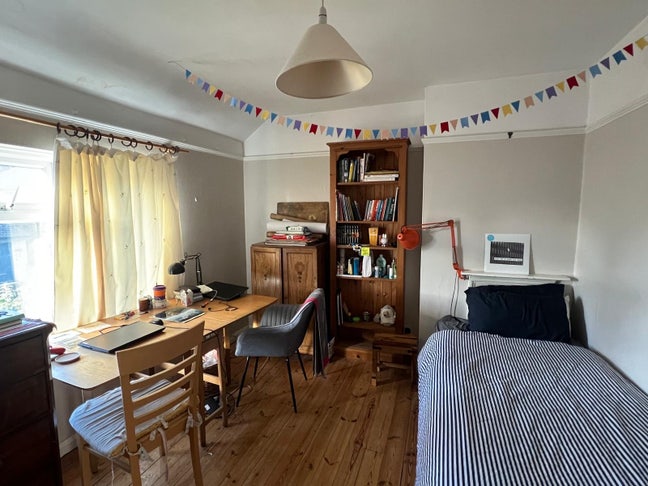 Large, sunny single room in shared house Main Photo