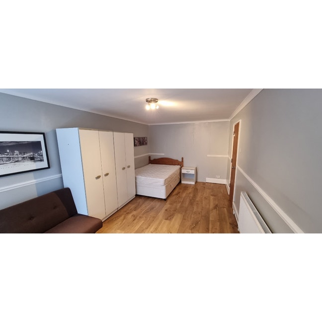 Large Double Room &pound;710pm. Basildon Main Photo