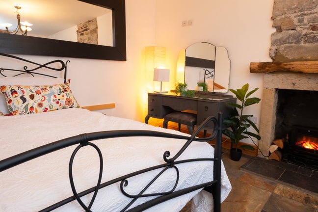 Large Downtown Room, Bills Included Main Photo