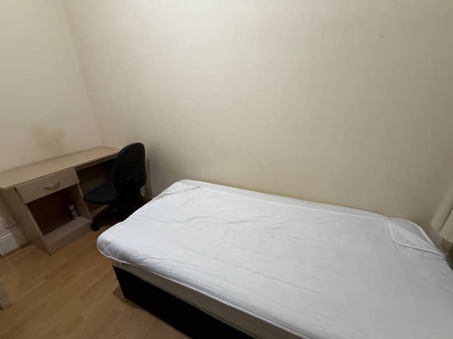 Separate Room available for rent in2Bhk flatnear c Main Photo