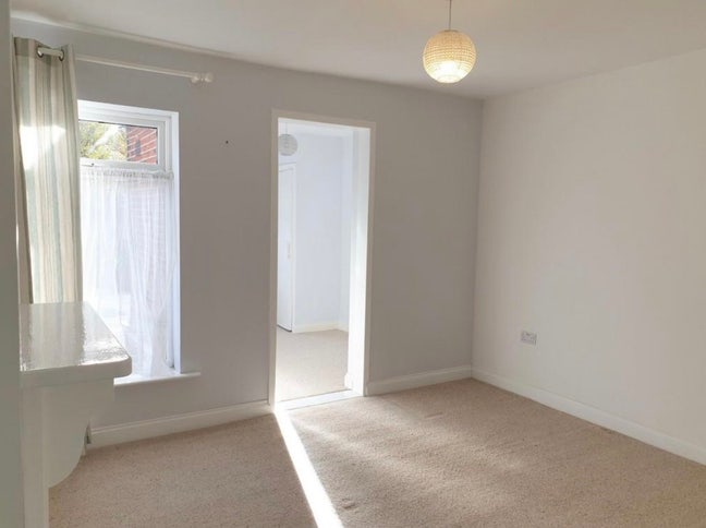 Spacious Double Bedroom and Office Space Main Photo