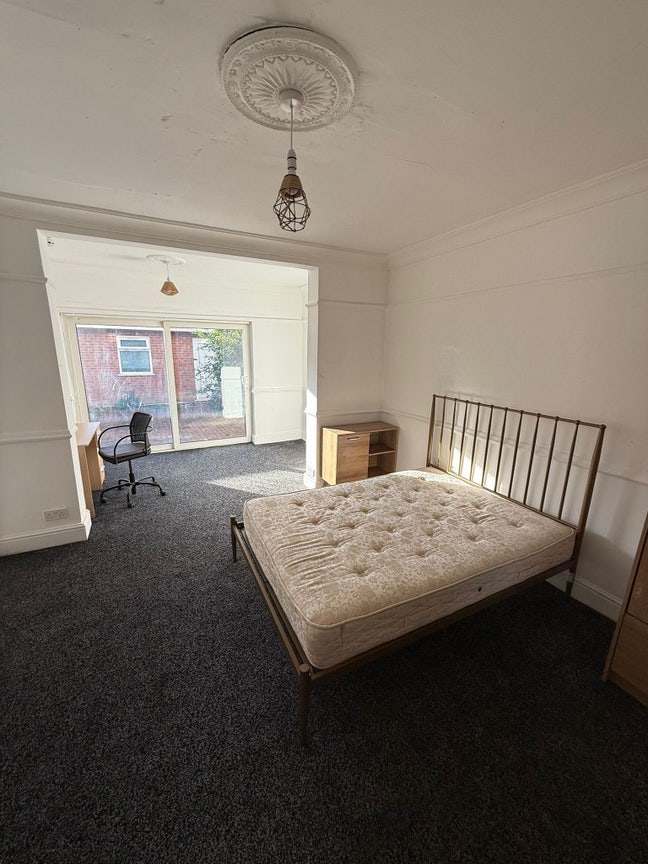 Large Studio Room for Couples or Single  Main Photo