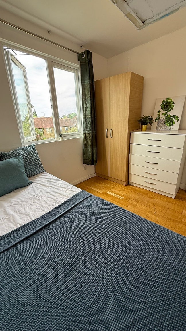 Super Cheap Single-Wembley Outlet&Transport Main Photo