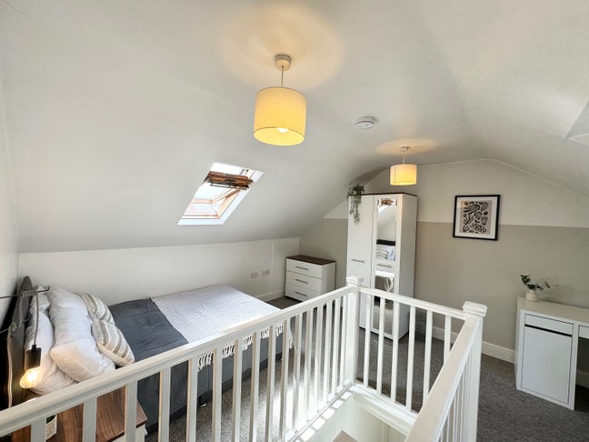 Cosy & Bright Double Rooms - with Parking (2SC) Main Photo