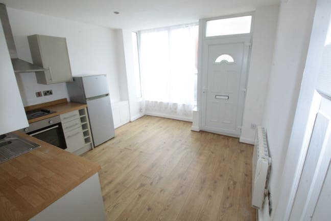  🏡 Stylish 1-Bedroom Flat on Newark Road  Main Photo