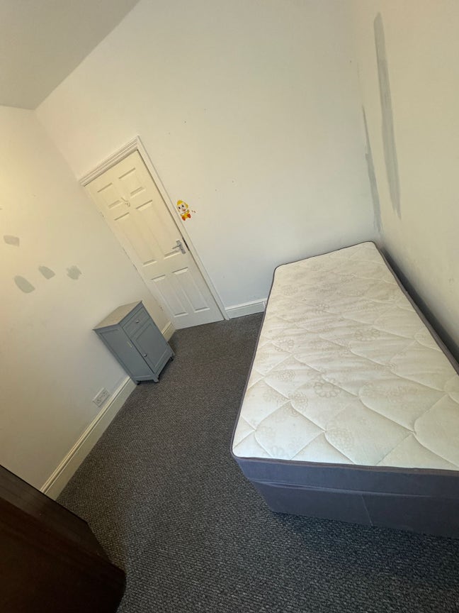 Single room for girl or boy in shared house Main Photo