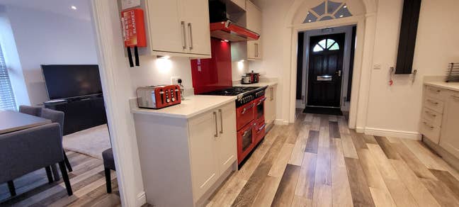 Two Ensuite Doubles Close to Town with Parking Main Photo