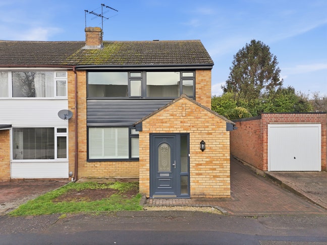 Stunning newly refurbsihed three bedroom house  Main Photo