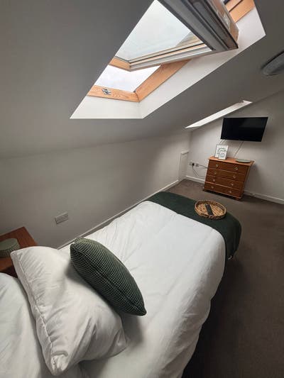 Bright single room in a spacious property  Main Photo