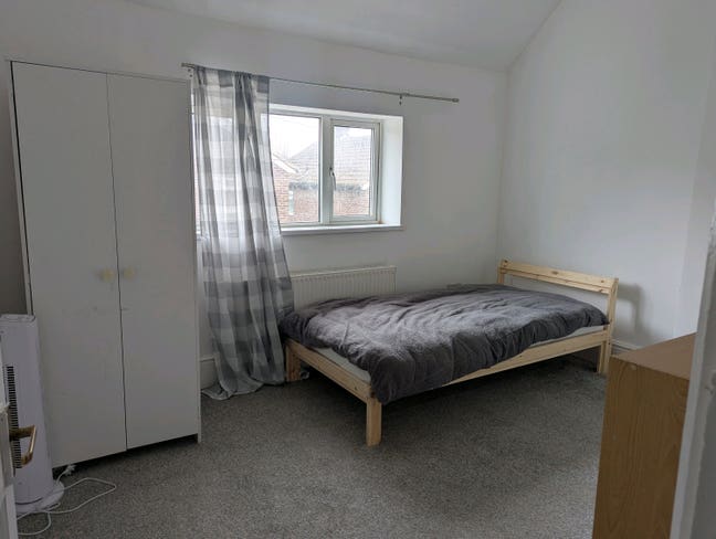 Bright Double Room in Quiet Home – Female lodger  Main Photo