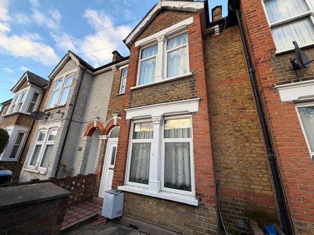 🏡Fantastic 4 Bed Terraced House in Enfield  Main Photo