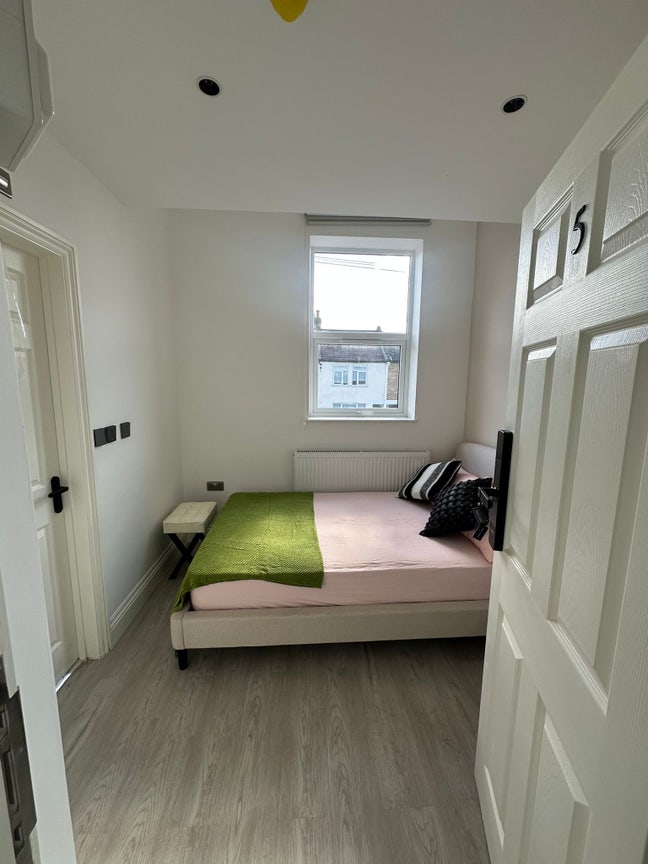 Ensuite  room in Carford Main Photo
