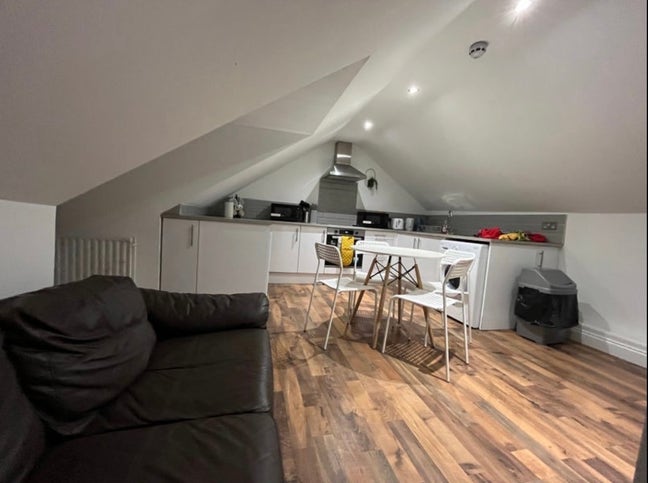 2 large doubles in Same home CLAPHAM 🌲  Main Photo