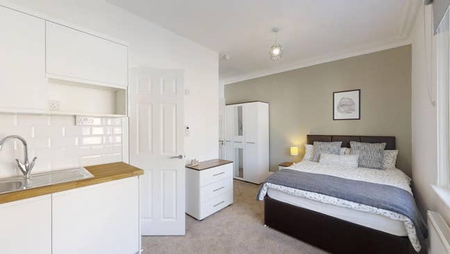 The Best Rooms in Strood - Double with En-Suite Main Photo