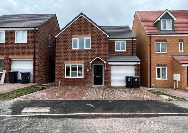 Luxury Fully Furnished Room Available Main Photo