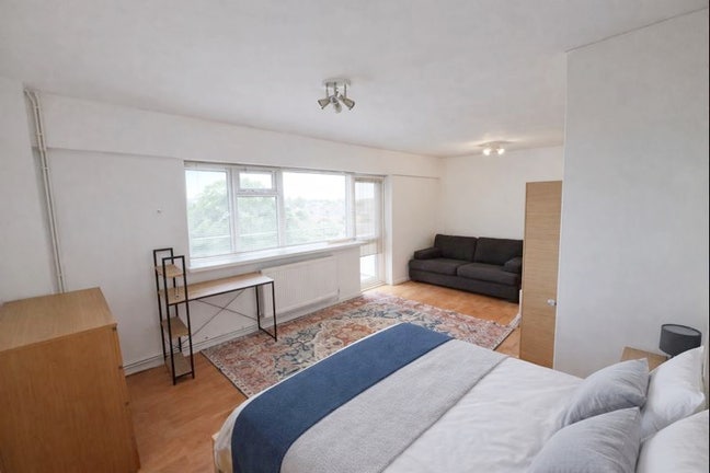 Massive Room with Private Balcone / Hampstead Main Photo