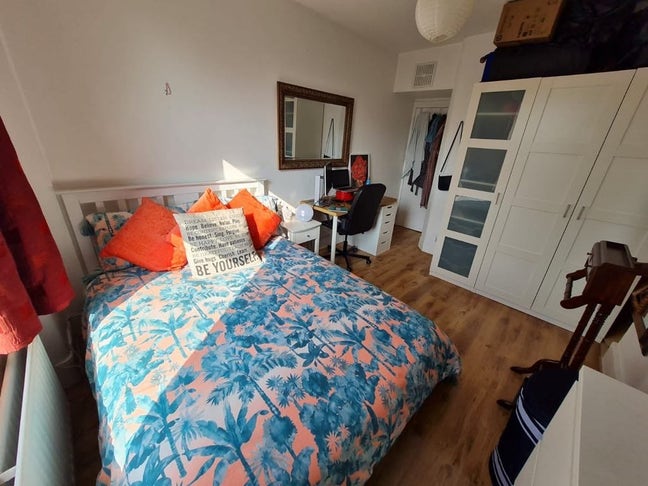 Bright Double Room in Quiet, Friendly House Main Photo