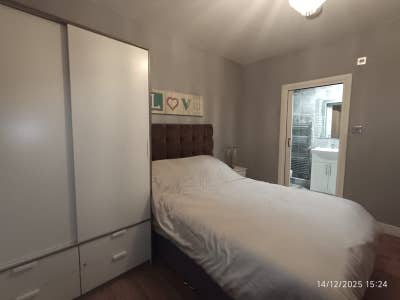 An En-suite double room available at Cunliffe St Main Photo