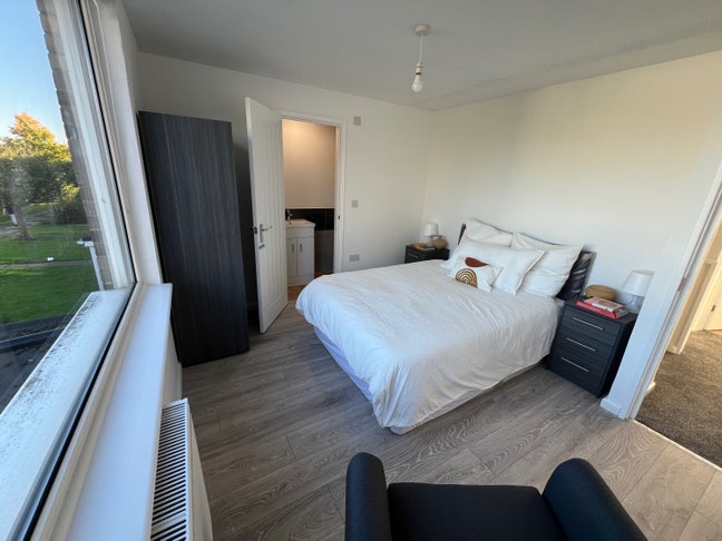 Spacious Double Bedroom with En-Suite  Main Photo