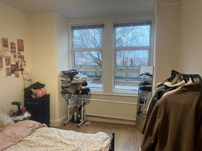 Bright and large double room avaliable to rent  Main Photo