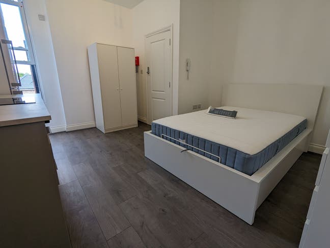 Double room/kitchenette - Palmers Green N13 Main Photo