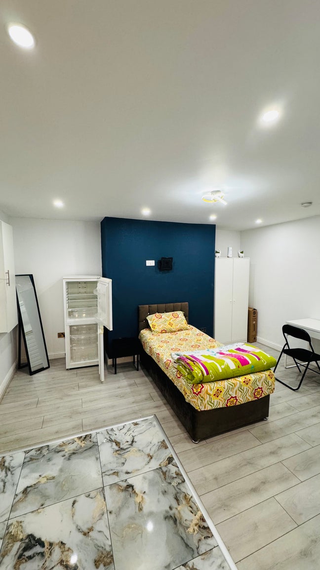 Studio available for 1 person Main Photo