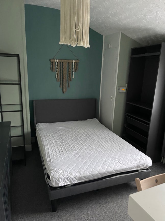 Roomsto Let Central Newmarket  Main Photo