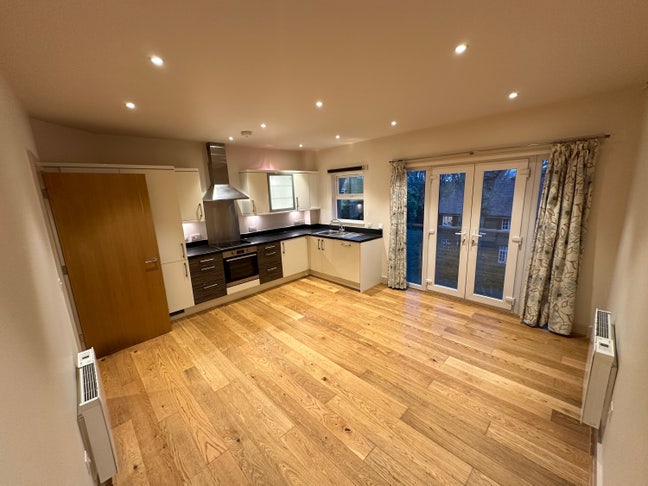 Spacious central apartment with allocated parking Main Photo