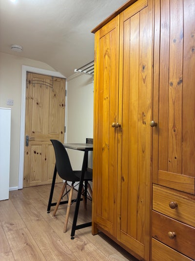 Comfortable Cozy En-Suite Room with Non Deposit  Main Photo