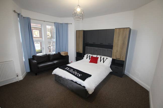 Large room available. Suitable for couples Main Photo