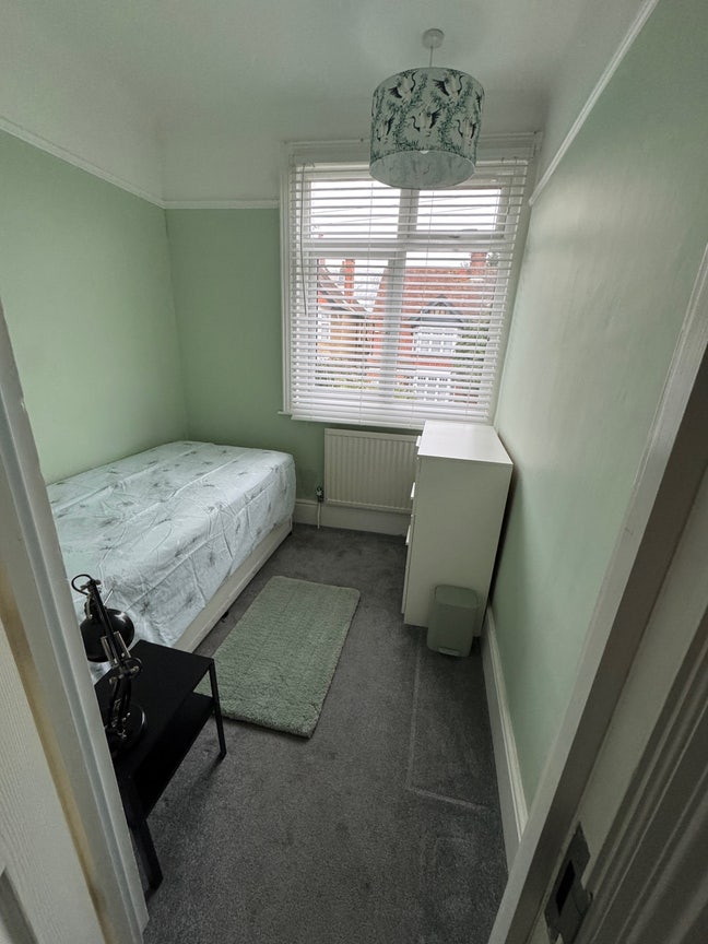 Lovely single room available in Upton Main Photo