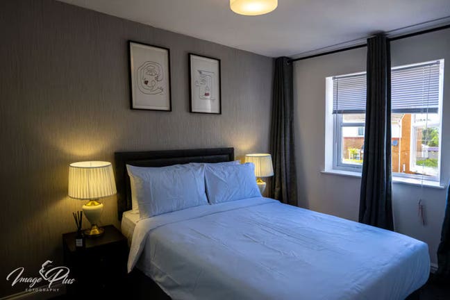 Stunning En-Suite Room in a Modern 3-Bed House | R Main Photo